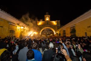Como otras veces La Antigua Guatemala fue uno de los destinos favoritos para recibir el nuevo año. La calle del arco fue el centro de la celebracion que concluyo con la quema de polvora a las 10 de la noche, luego de ello todos buscaron distintos lugares en donde pasar las 12 de noche.  http://nelomh.com